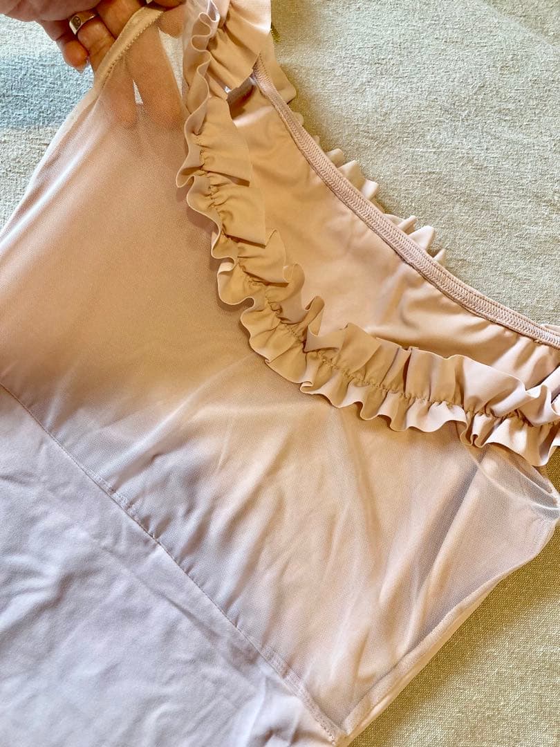 シャオシャオ　ニューヨーク。フリル付きオフショルダー レオタードMサイズ