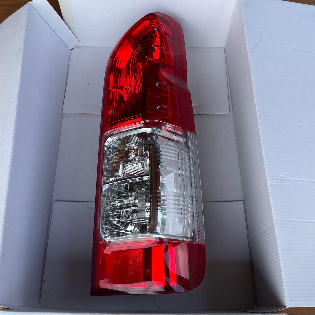 ハイエース　純正テールランプ