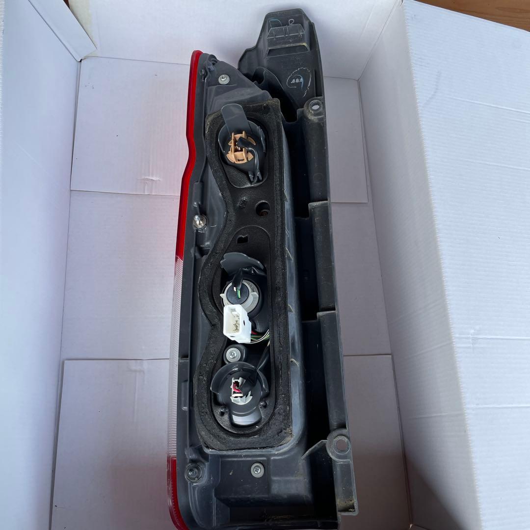 ハイエース　純正テールランプ