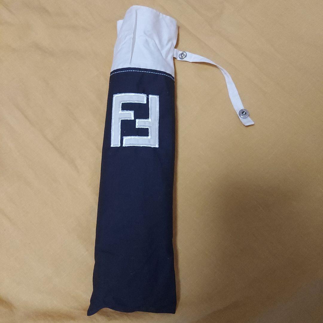 ♥️新品　FENDI 折りたたみ日傘 黒/白