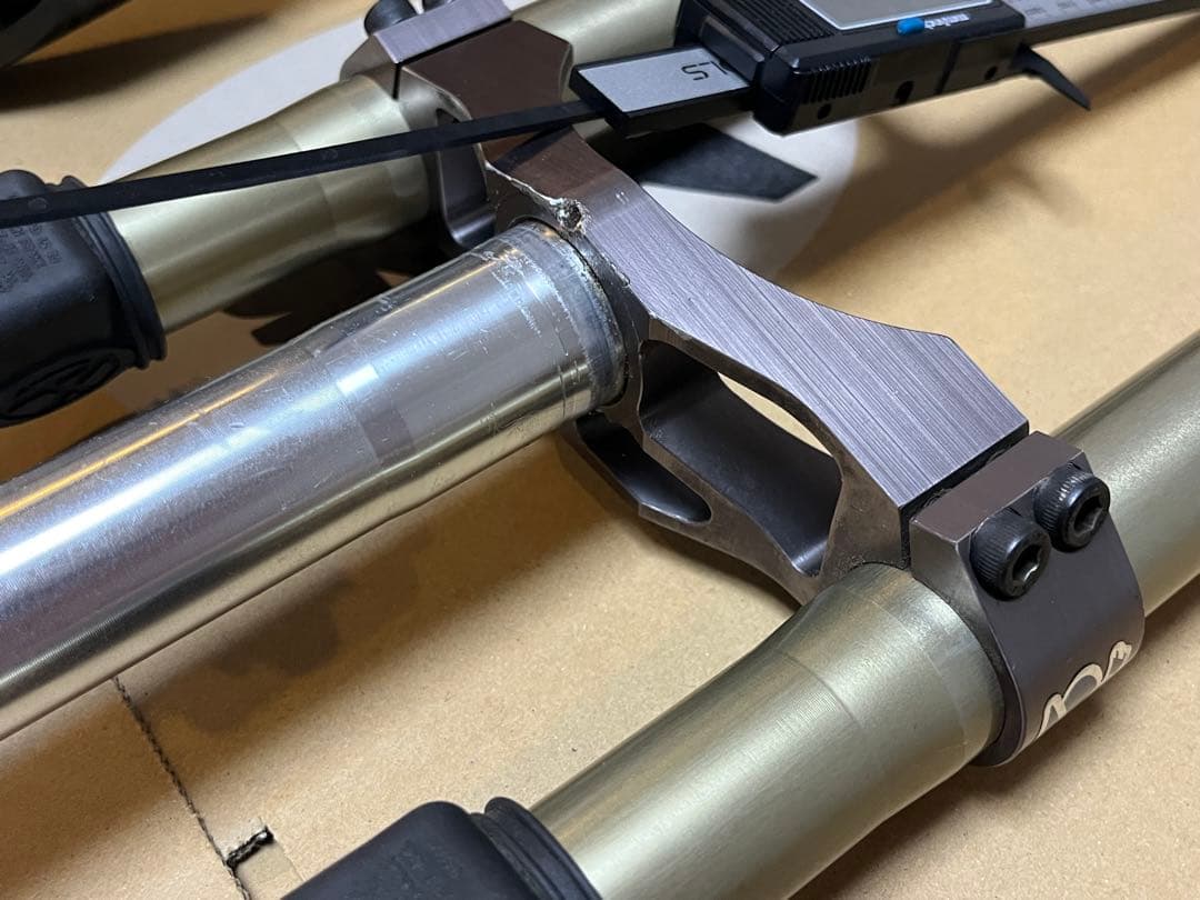 マニト X-Vert MRD DH TPCフォーク カーボン ダブルクラウン