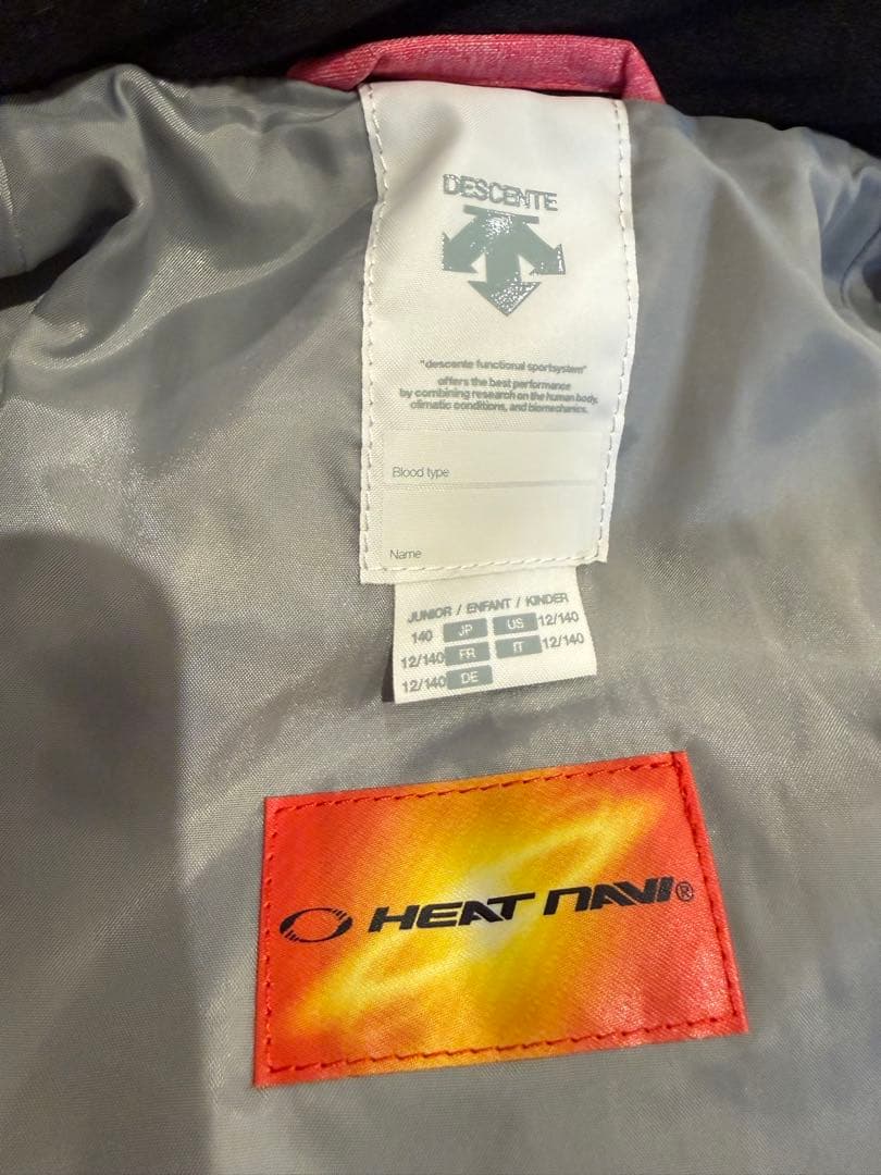 ヘルメットセットで更に値下げします‼️DESCENTE 子ども用スキーウェア