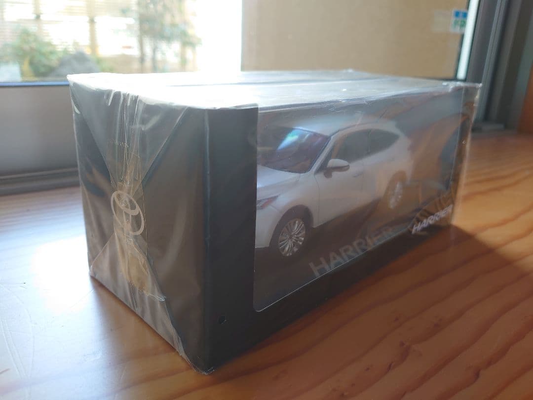 【美品】ハリアー　ホワイトパール　カラーサンプル　ミニカー