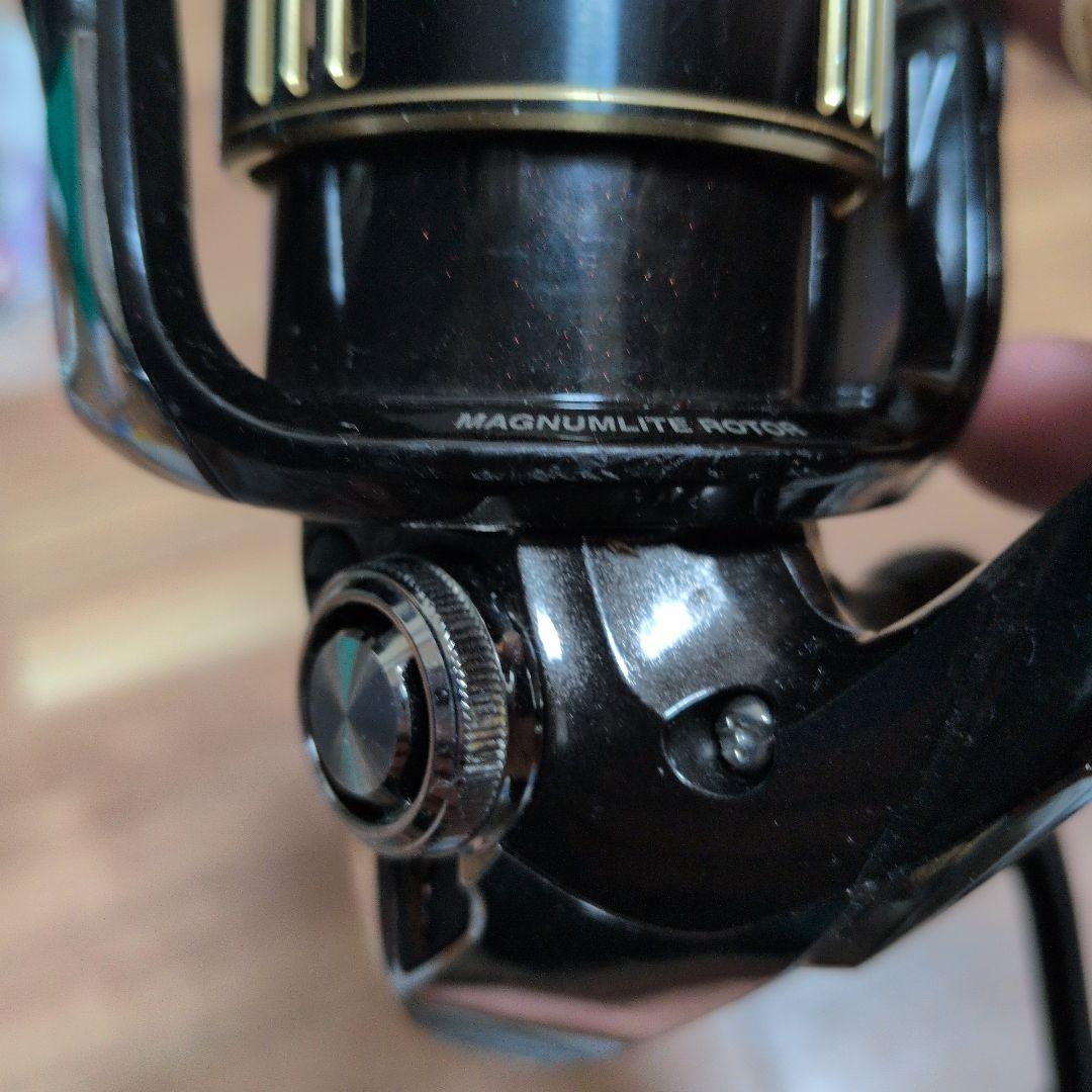 2500HGS F4 スピニングリール