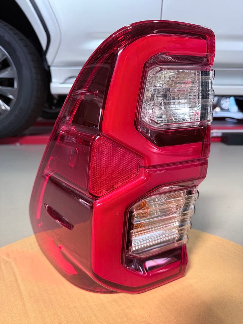 GUN125ハイラックス後期純正テール（左）