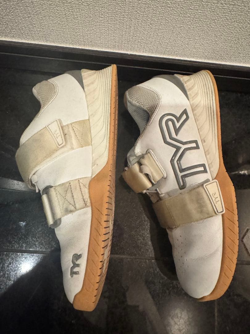 1*0様 TYR L-1 リフター 23.8cm 白×ガム ウエイトリフティング