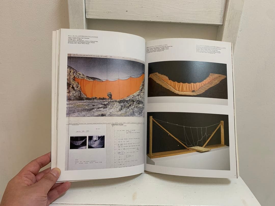 クリスト展 ヴァレーカーテンの全貌とアンブレラ・プロジェクトのためのドローイング