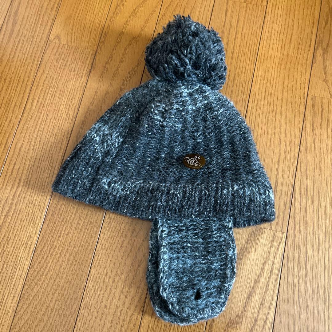 ヴィヴィアンウエストウッド　グレーポンポン付きニット帽