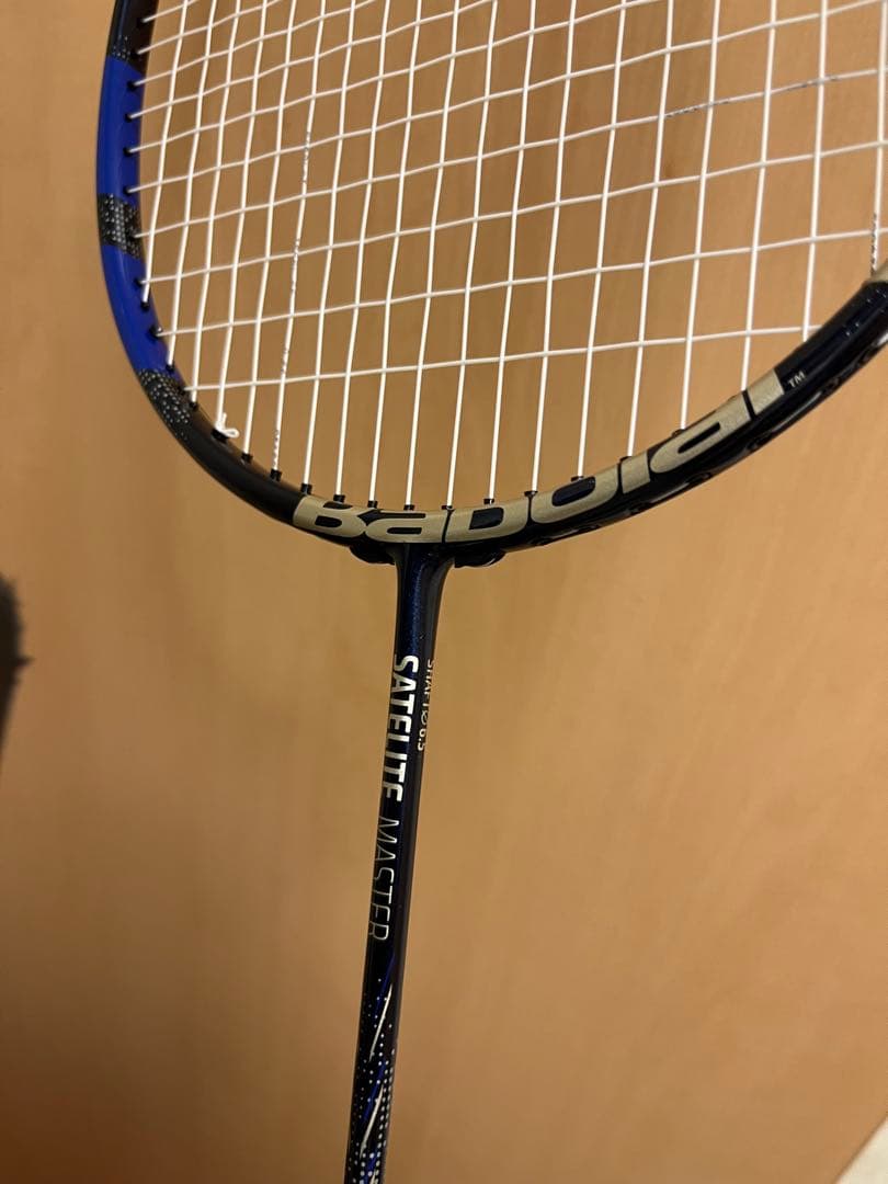 最新 ガット 張りたて！ バボラ バドミントン ラケット サテライト マスター