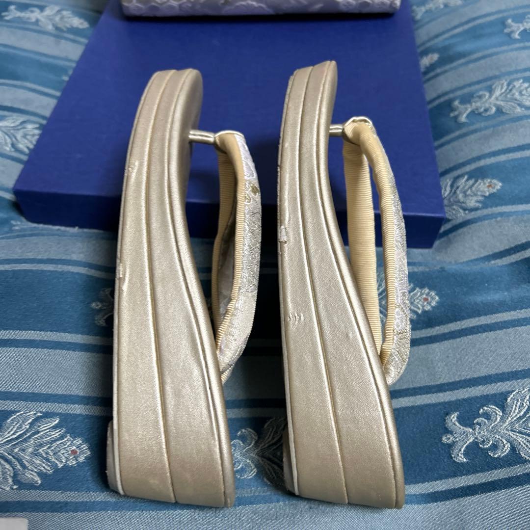 成人式　ゴールド花柄刺繍ハンドバッグと草履セット