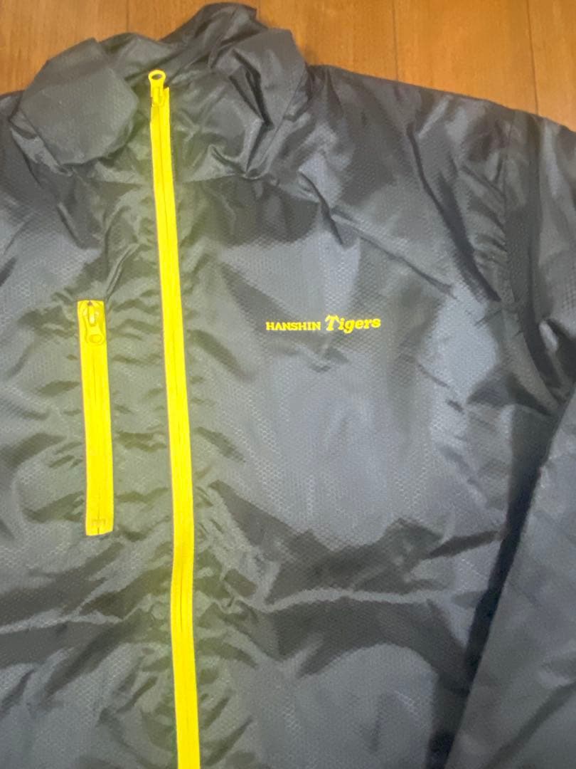 読売新聞　阪神タイガース　ウィンドブレーカー