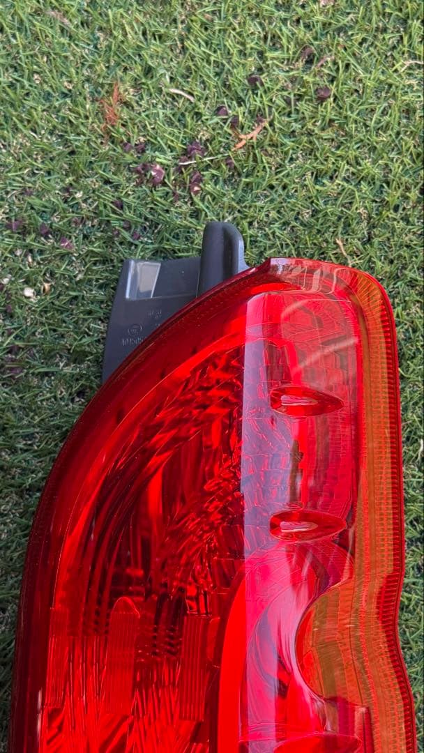 トヨタ200系純正ハイエース右テールランプ（一部LED）