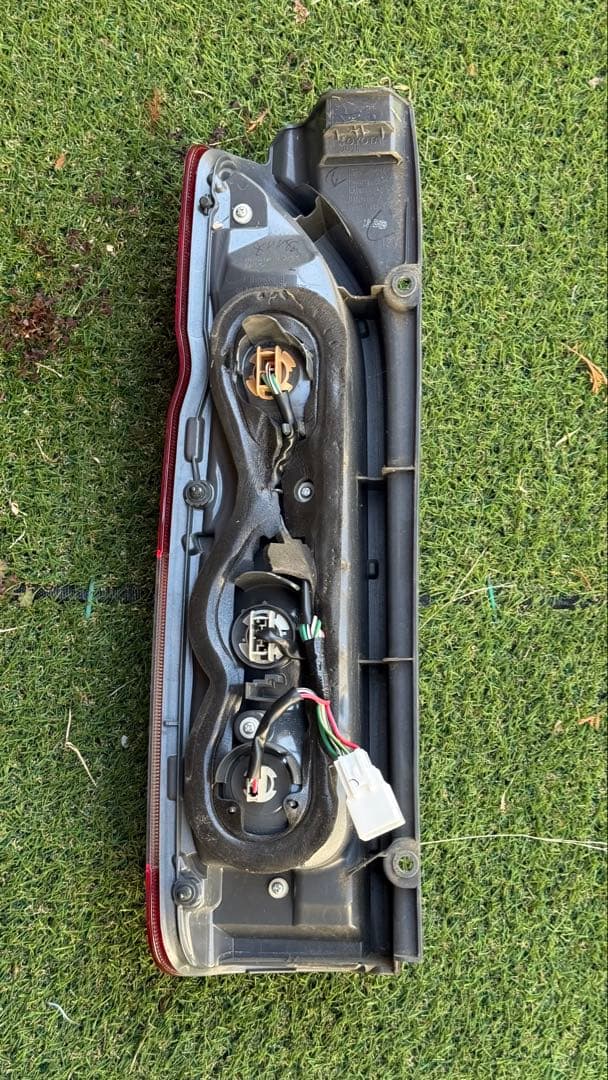 トヨタ200系純正ハイエース右テールランプ（一部LED）