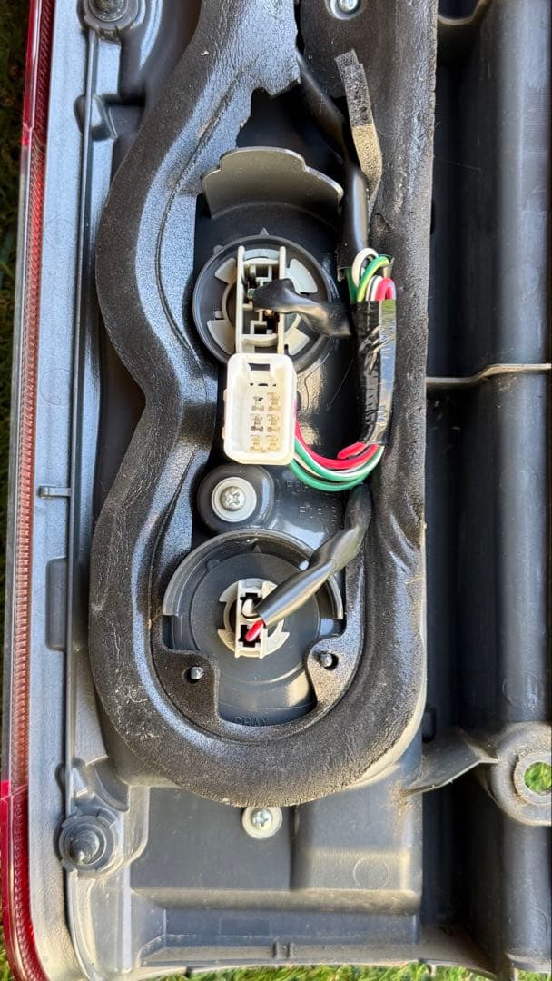 トヨタ200系純正ハイエース右テールランプ（一部LED）