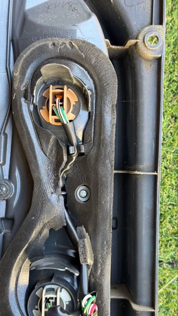 トヨタ200系純正ハイエース右テールランプ（一部LED）