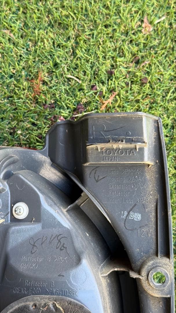 トヨタ200系純正ハイエース右テールランプ（一部LED）