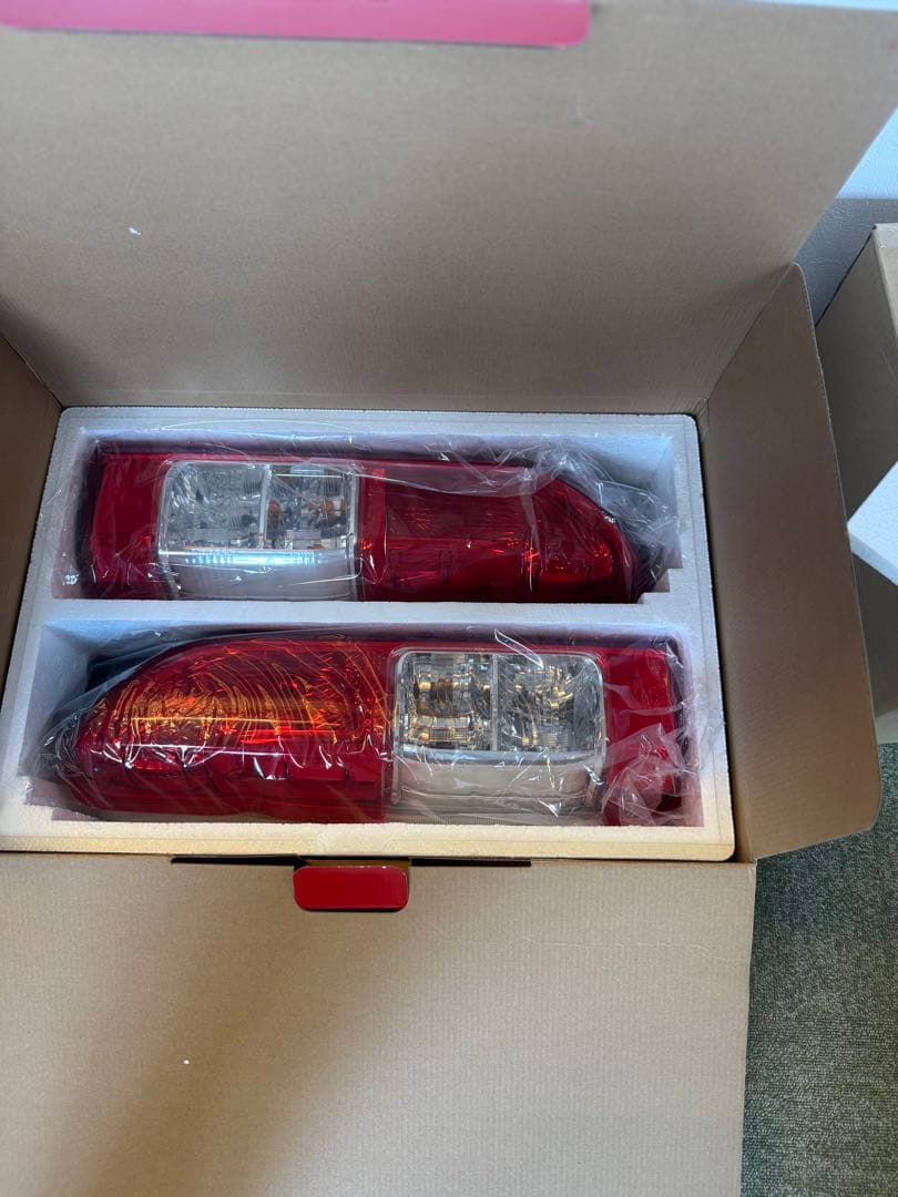 ハイエース 7型　純正テールランプ