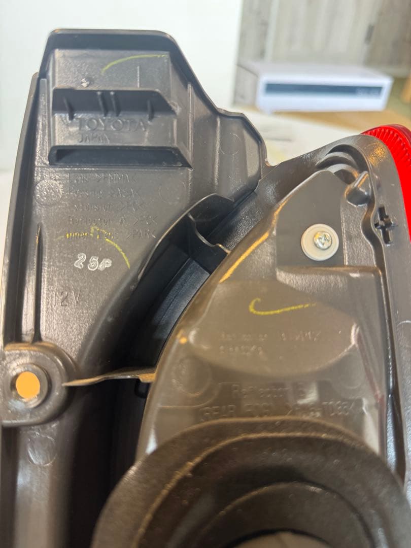 ハイエース 7型　純正テールランプ