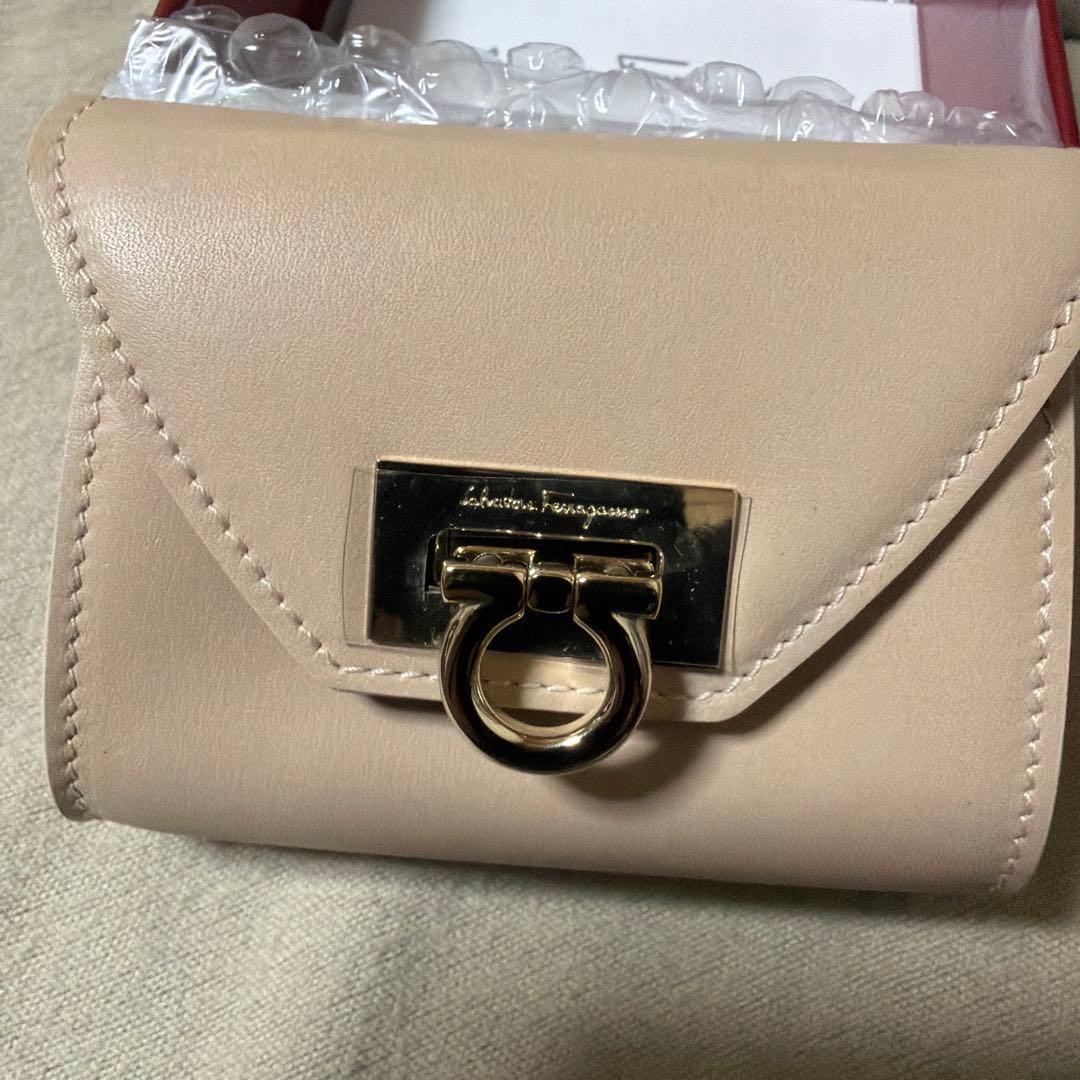 Salvatore Ferragamo ベージュキーリングポーチ