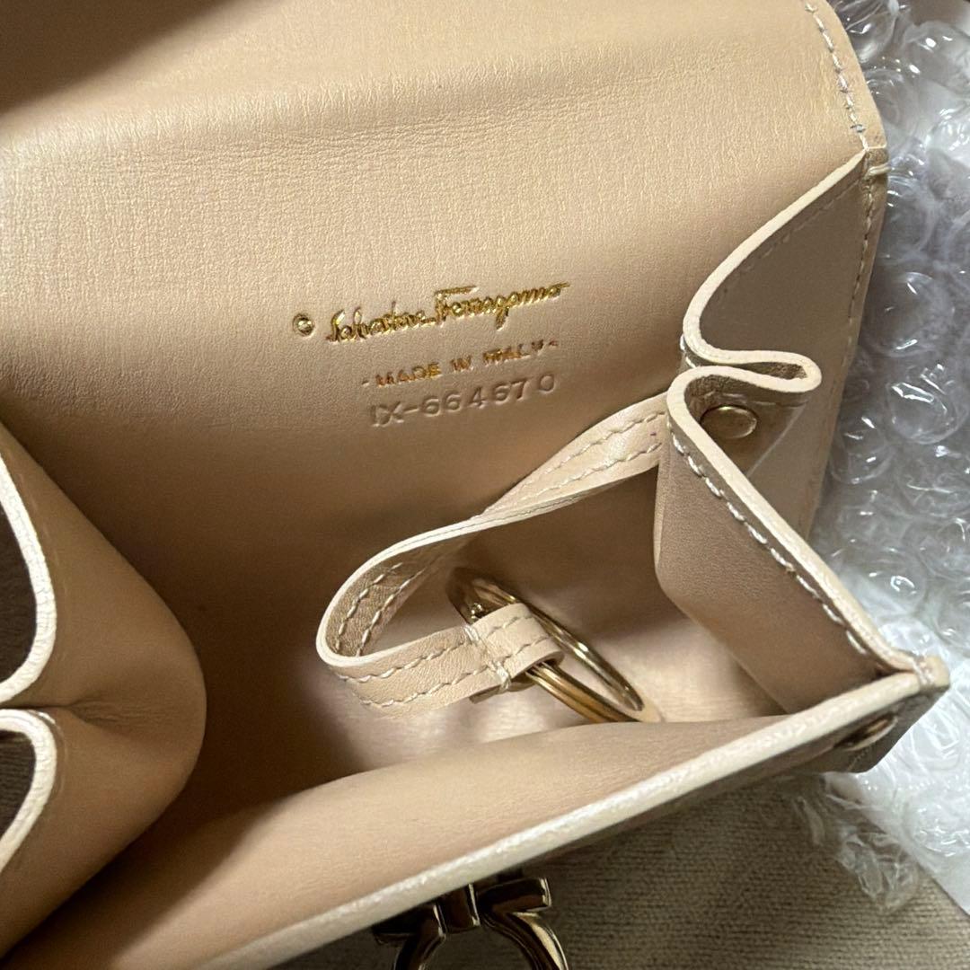 Salvatore Ferragamo ベージュキーリングポーチ