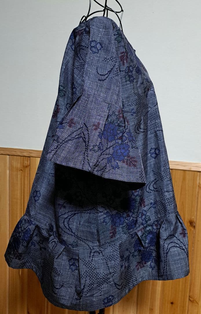 着物リメイク♥️本場大島紬♥️ デニムのようなぁ～お花柄の♥️ぺフラムブラウス