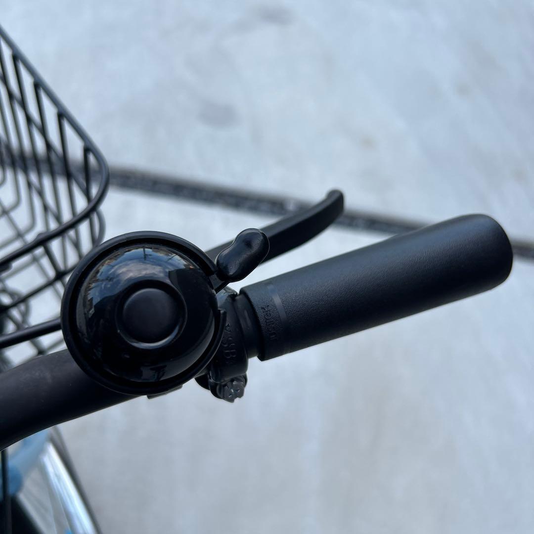 水色の26インチ自転車 前面バスケット付き