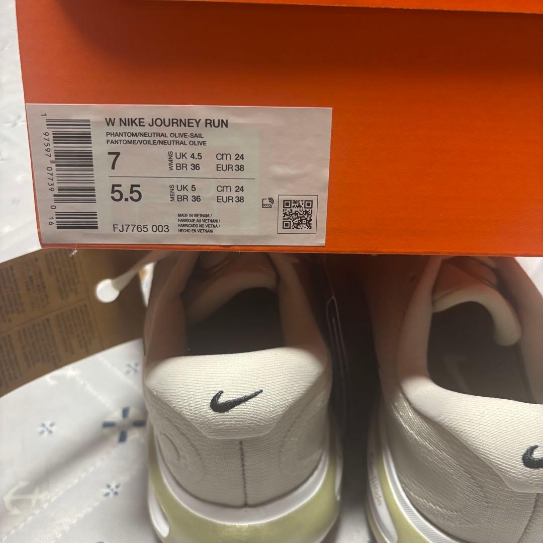 Nike ウィメンズ ランニングシューズ 24.0 新品未使用 ベージュゴールド