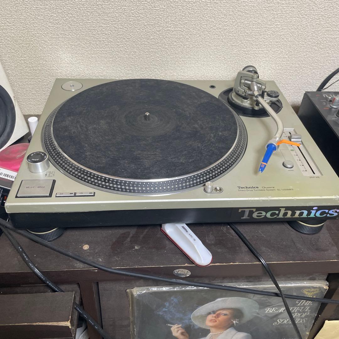 ターンテーブル2台とミキサー