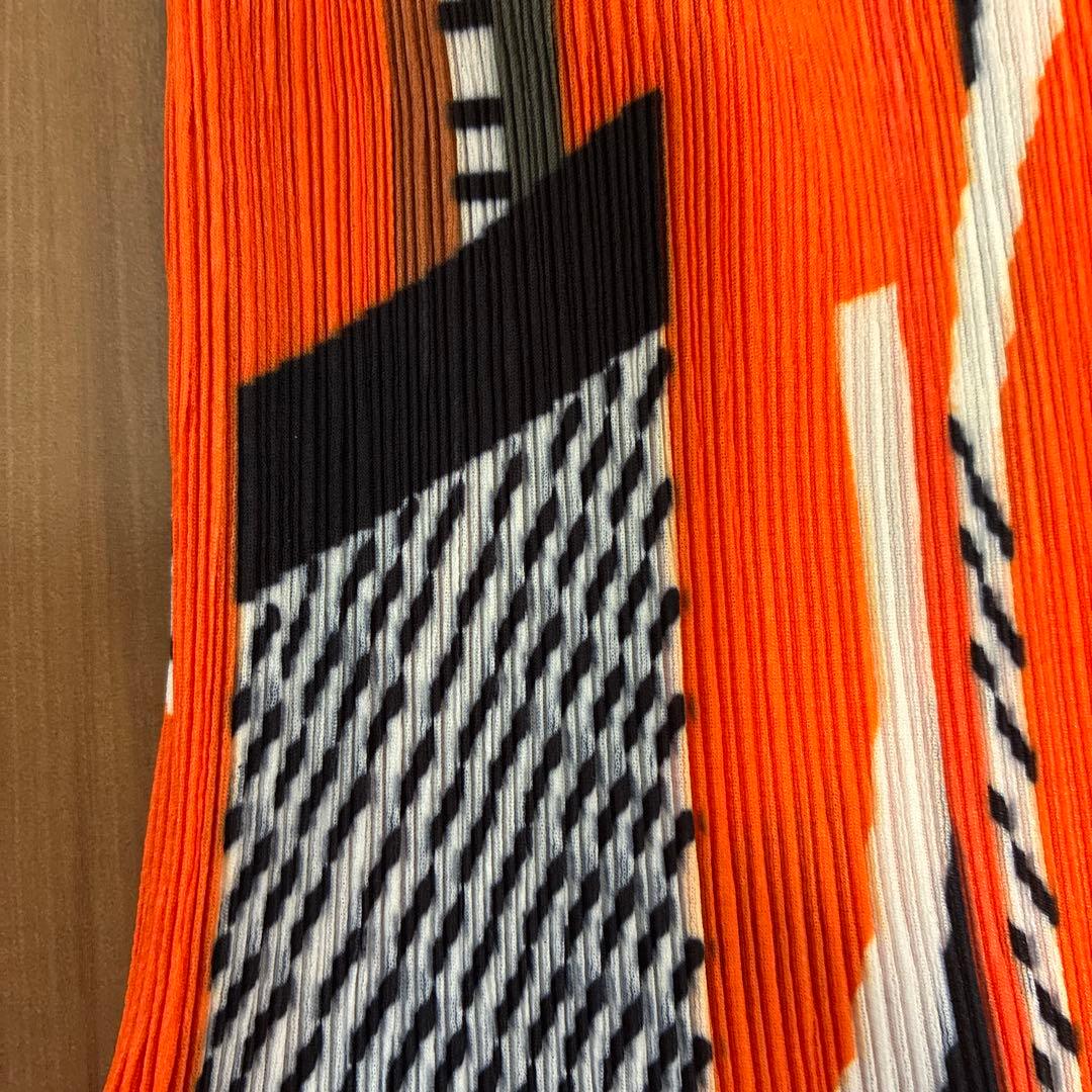 Deux−Placesフランス　プリーツ加工幾何学模様の長袖マキシ丈ワンピース