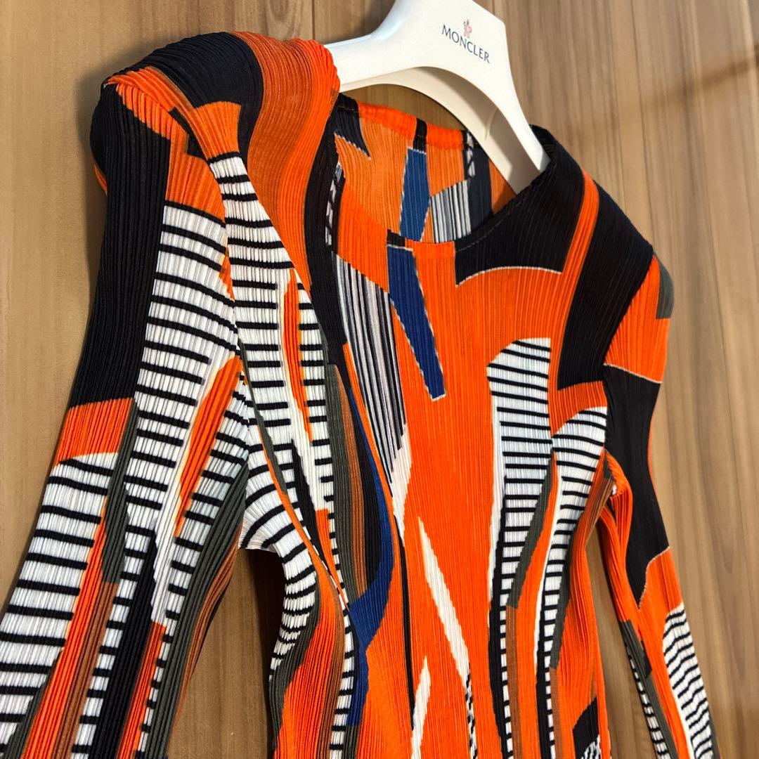 Deux−Placesフランス　プリーツ加工幾何学模様の長袖マキシ丈ワンピース