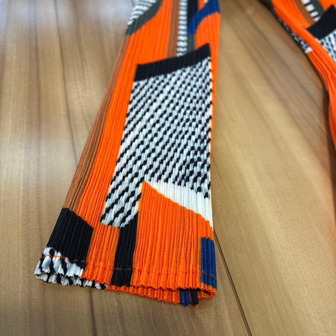 Deux−Placesフランス　プリーツ加工幾何学模様の長袖マキシ丈ワンピース