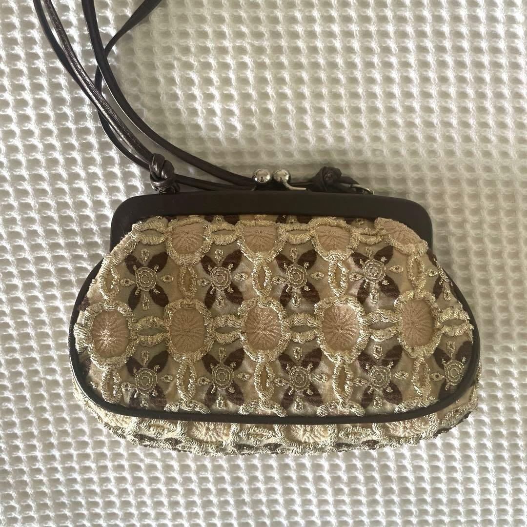 PRADA 刺繍ショルダーバッグ ベージュ