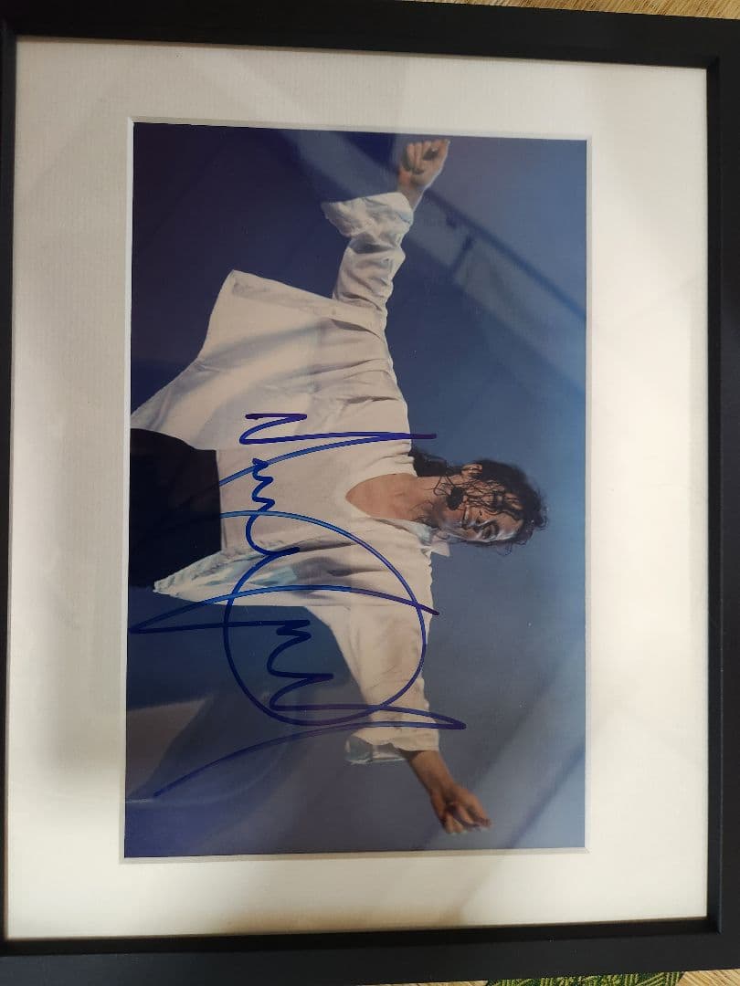 マイケル・ジャクソン 直筆サイン入り写真＋UV効果あり額縁 約20x25cm