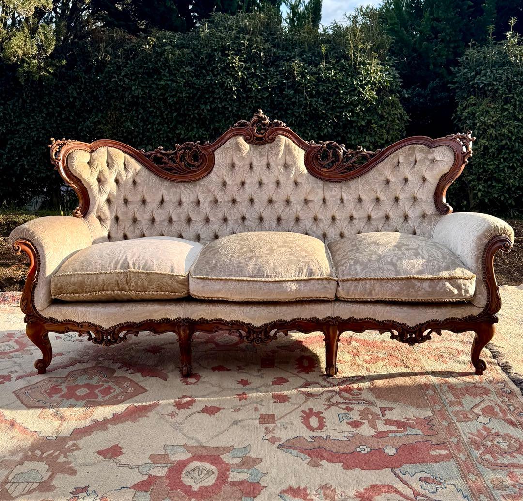 一目で恋に落ちる曲線美 イタリアロココ様式 3人掛けソファ 彫刻装飾 約120万