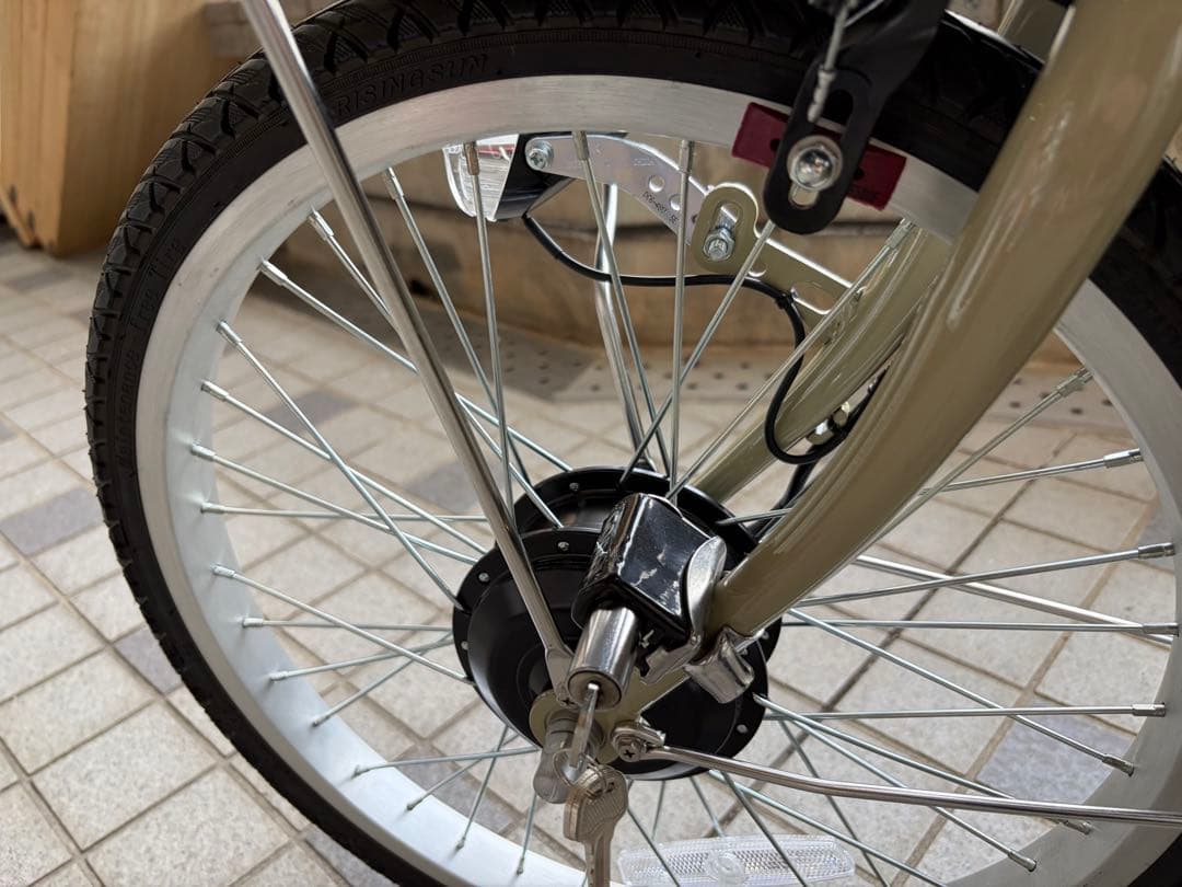 未使用　試乗のみ　ノーパンクタイヤ　電動 アシスト 三輪自転車　ベージュ