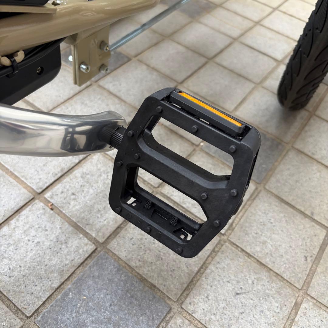 未使用　試乗のみ　ノーパンクタイヤ　電動 アシスト 三輪自転車　ベージュ