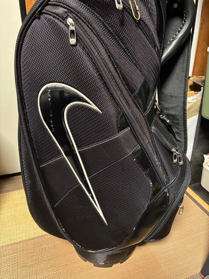NIKEキャディバッグ　インパクト大のブラック！