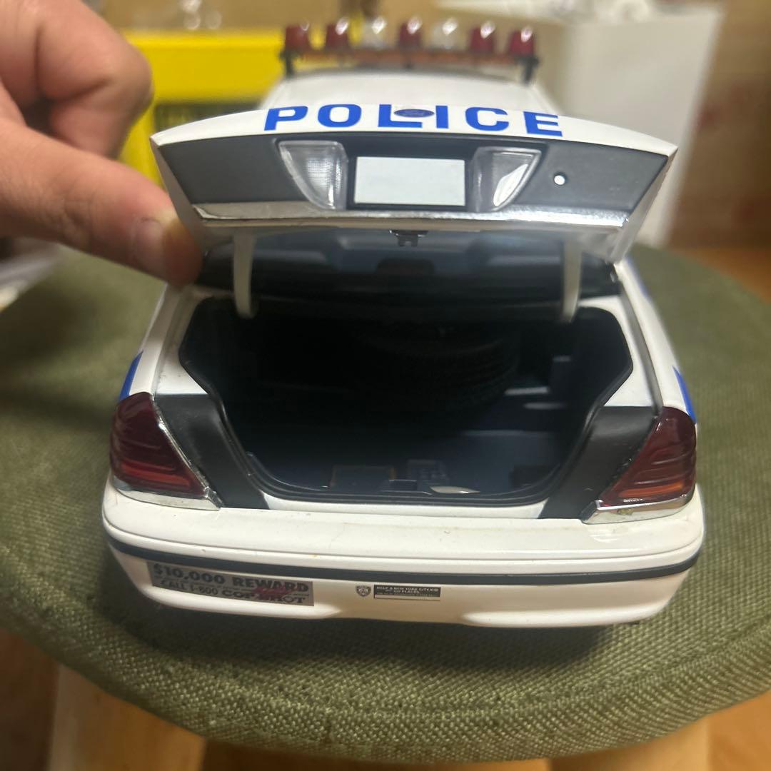 1/18スケール　オートアート　Ford Crown Victoria