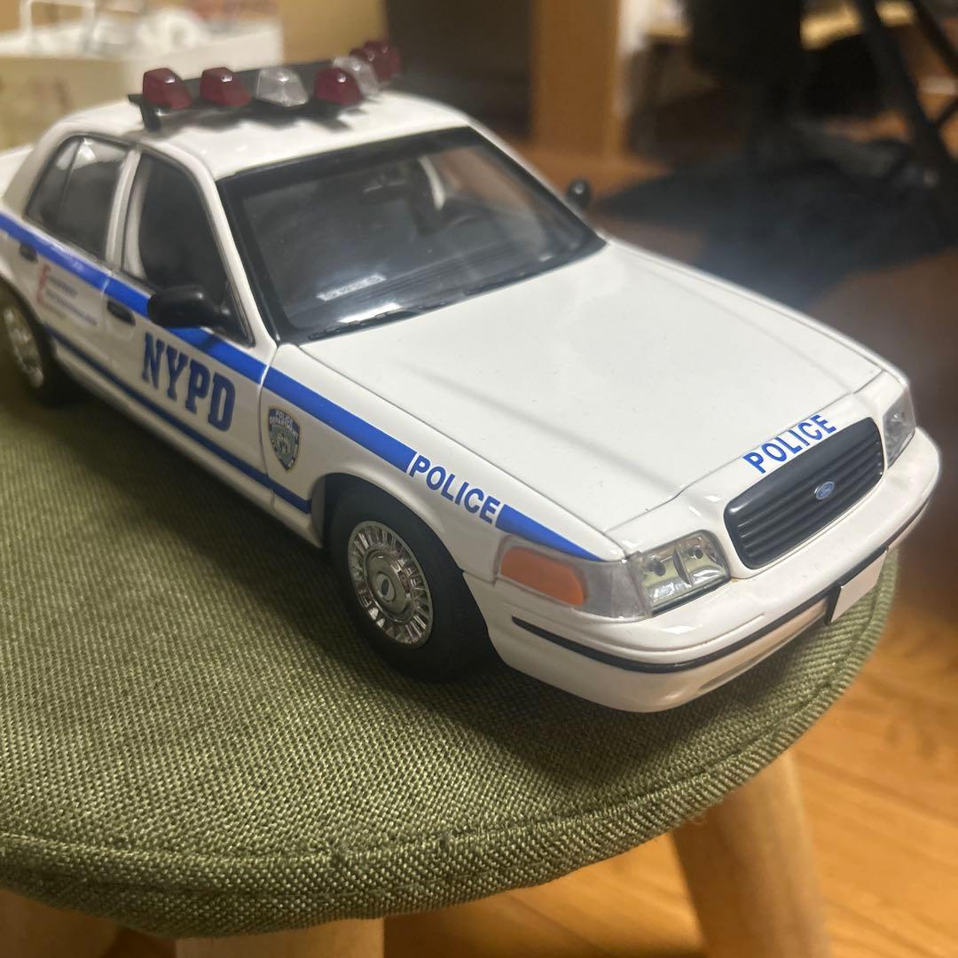 1/18スケール　オートアート　Ford Crown Victoria