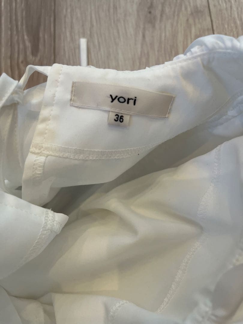 完売yori フリル付きホワイトブラウス 36美品
