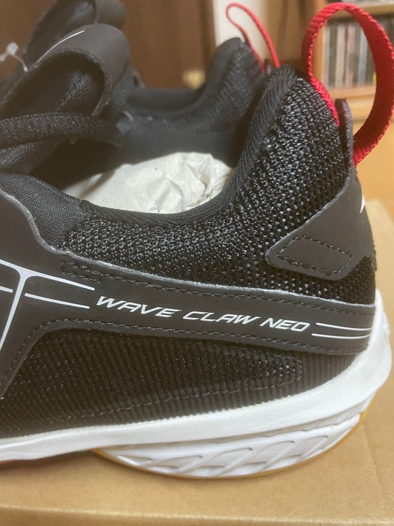 ミズノ　waveclaw neo 新品