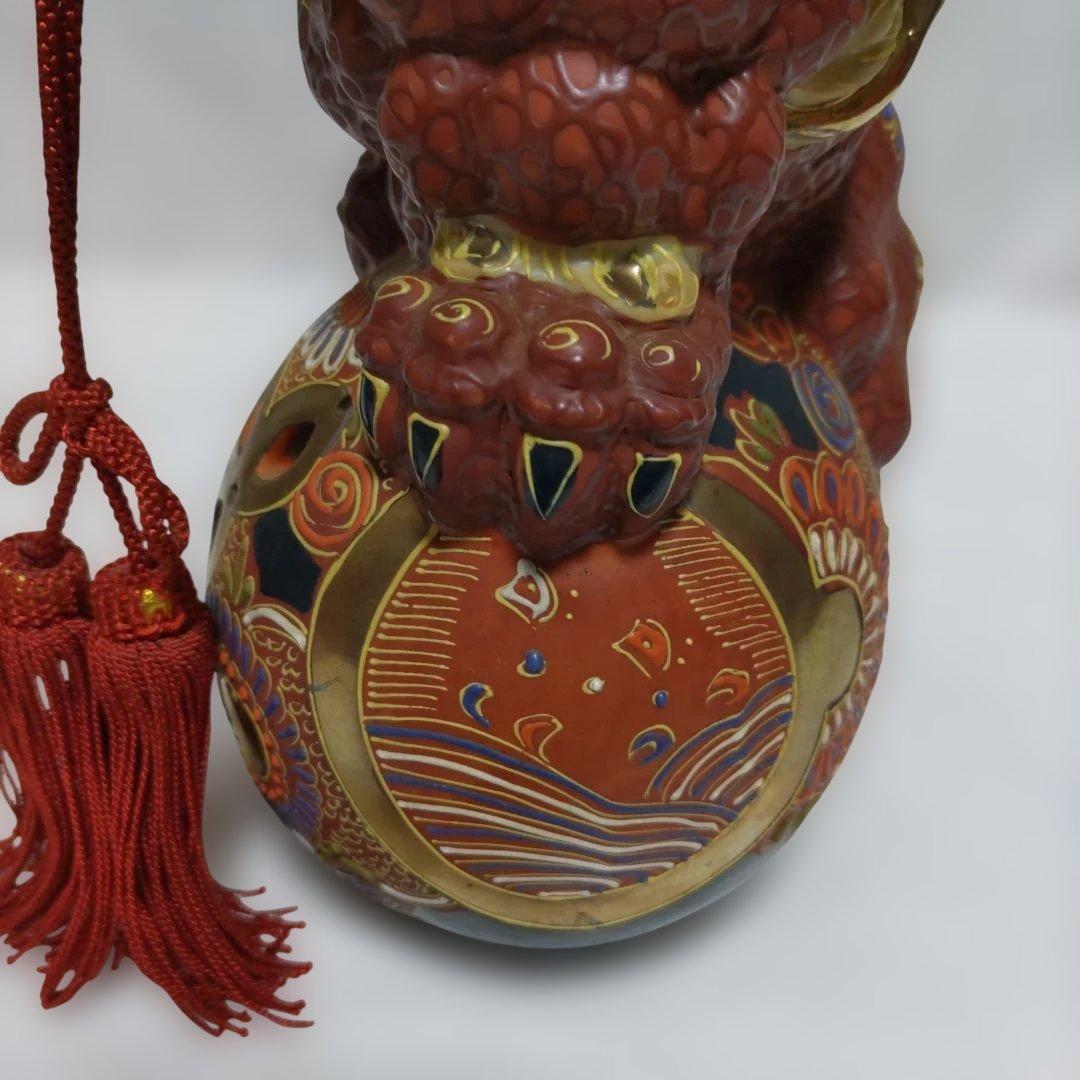 九谷焼　剣獅子８号　房付き 刀をくわえた獅子が玉に乗った