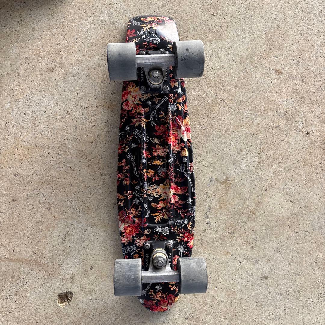 ペニーの スケートボードセット 黒と花柄キズは有ります写真で確認お願いします