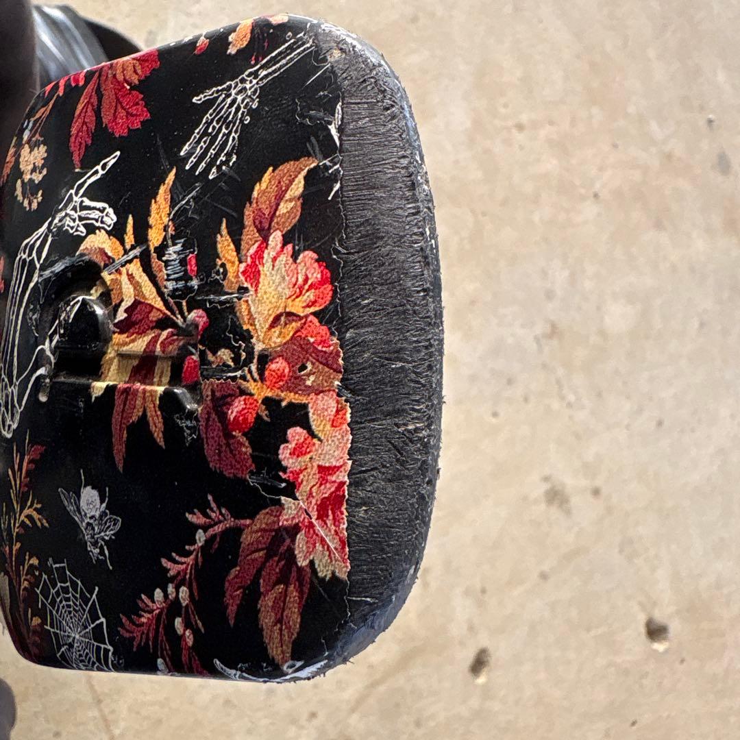 ペニーの スケートボードセット 黒と花柄キズは有ります写真で確認お願いします