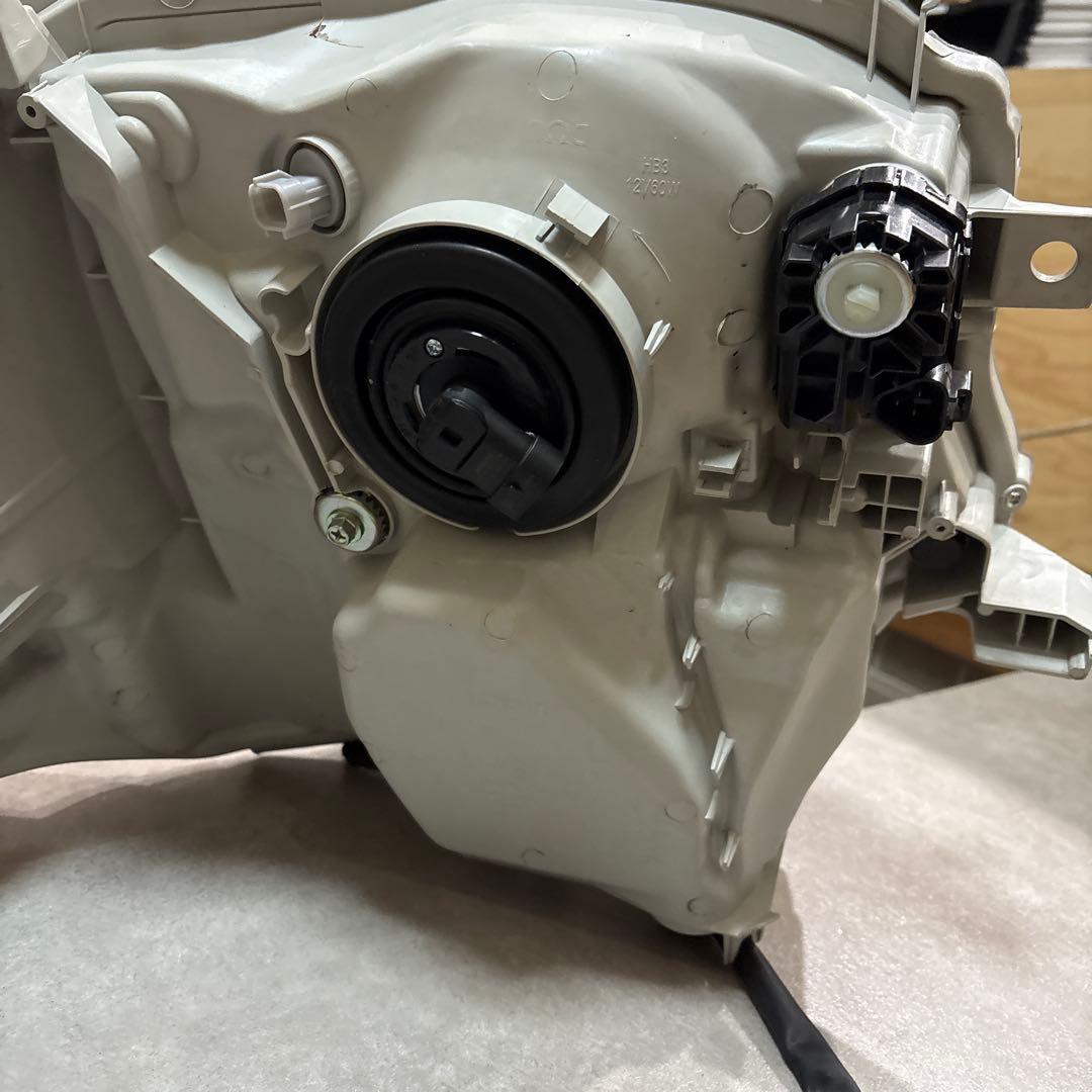 新品未使用 純正タイプ　ハイエースLEDヘッドライト 左右セット 社外品