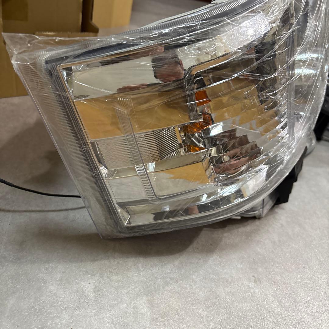 新品未使用 純正タイプ　ハイエースLEDヘッドライト 左右セット 社外品