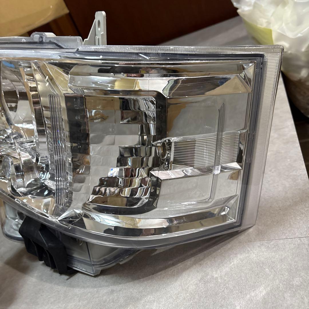 新品未使用 純正タイプ　ハイエースLEDヘッドライト 左右セット 社外品