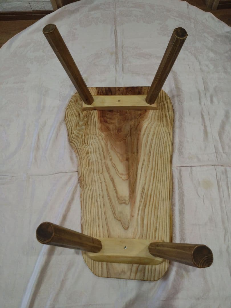 杉の板のローテーブル㉘　杉の自然木のローテーブル　杉の木目が大変綺麗❕脚は檜の木