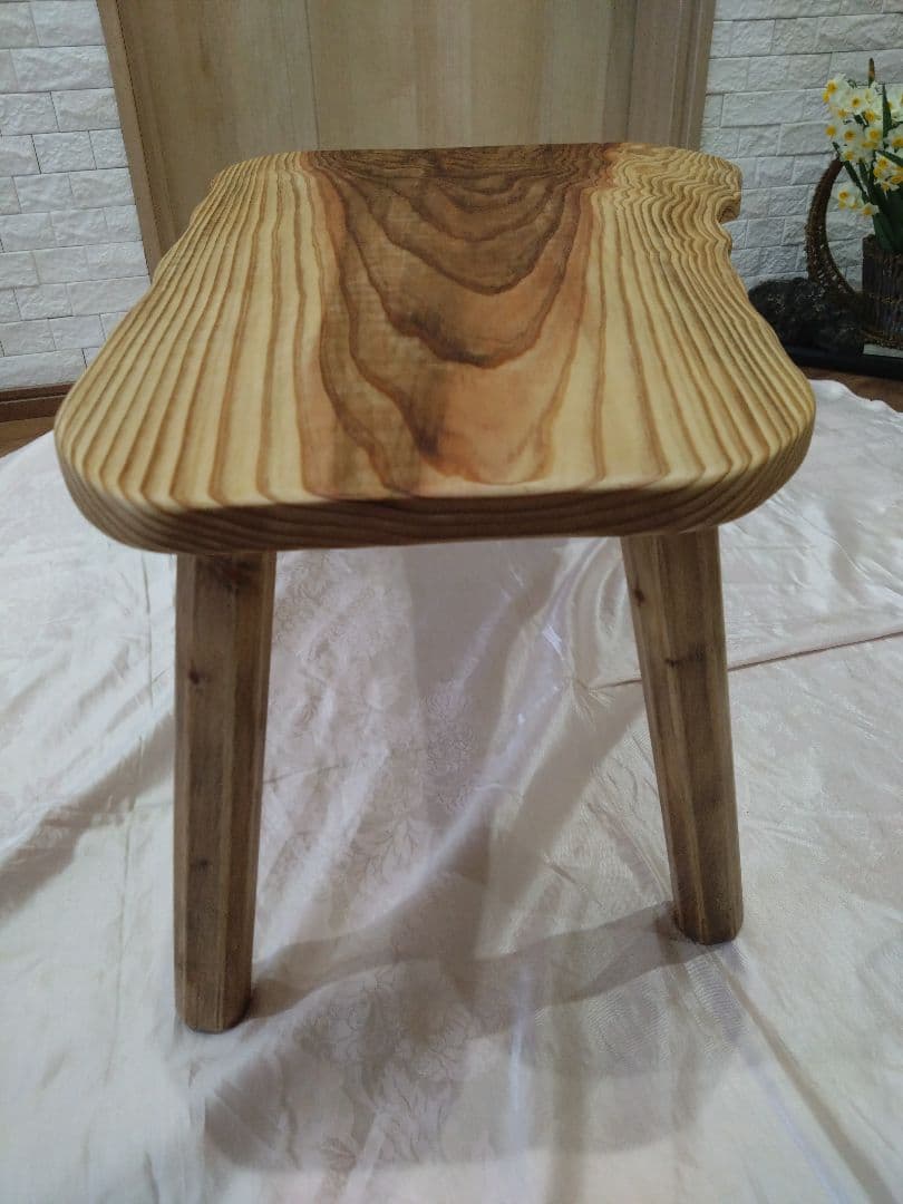 杉の板のローテーブル㉘　杉の自然木のローテーブル　杉の木目が大変綺麗❕脚は檜の木