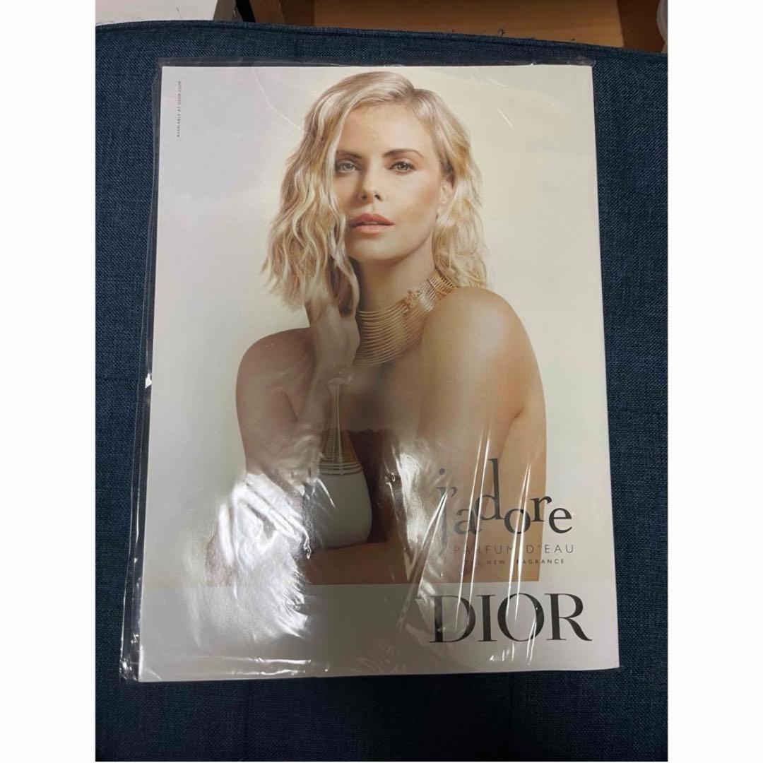 女性情報誌 British VOGUE 2023, October